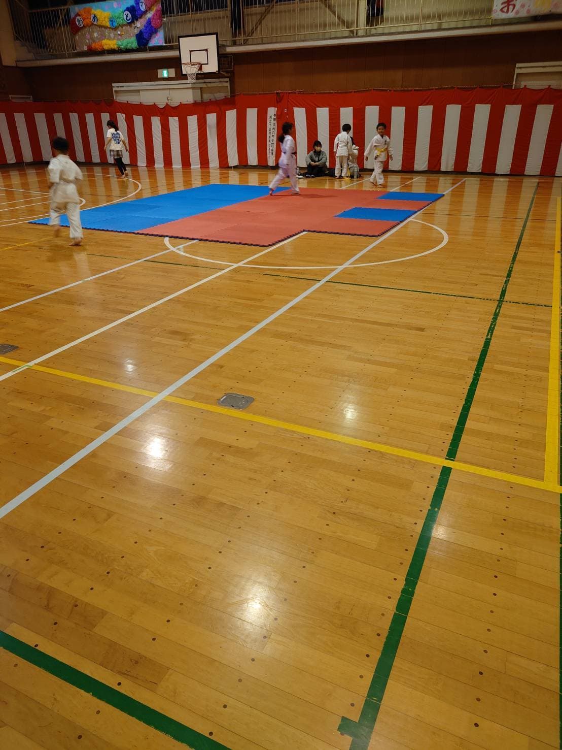 練習前にマットを敷く